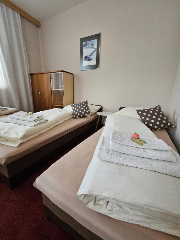 Quadruple Room with Private External Bathroom image 3
