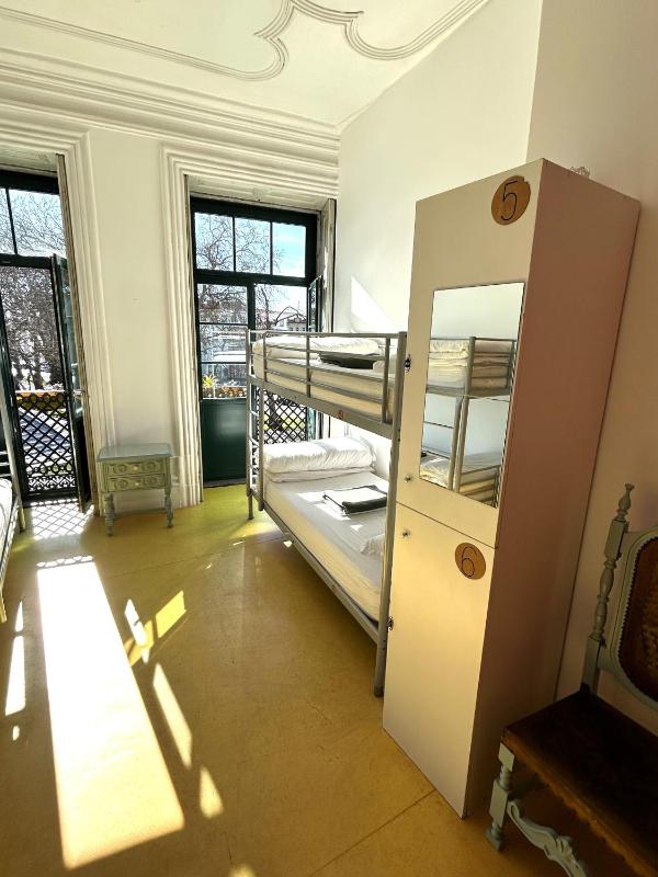 Bed in 6-Bed Mixed Dormitory Room image 3