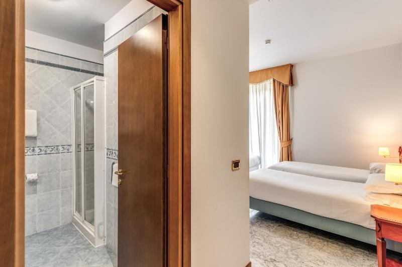 Classic Triple Room image 4