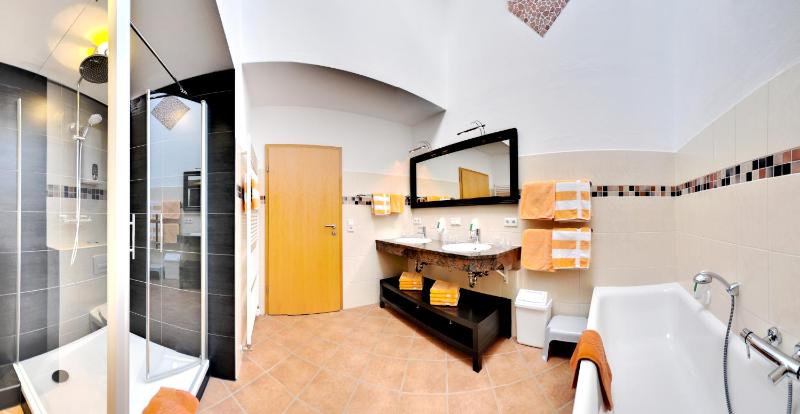 Four-Bedroom Apartment with Balcony  image 2