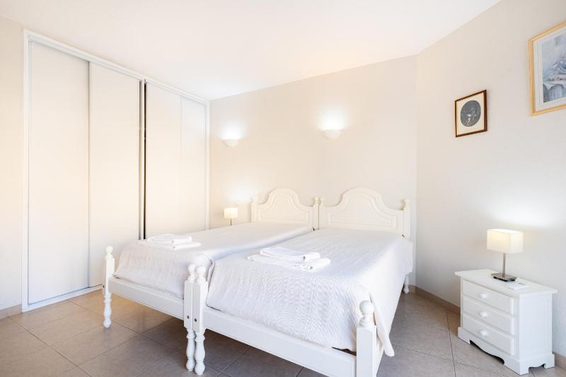 One-Bedroom Apartment image 4