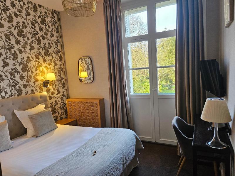 Charm Double Room image 4