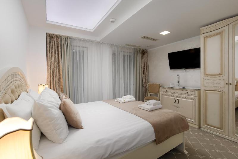 Standard Double Room image 4