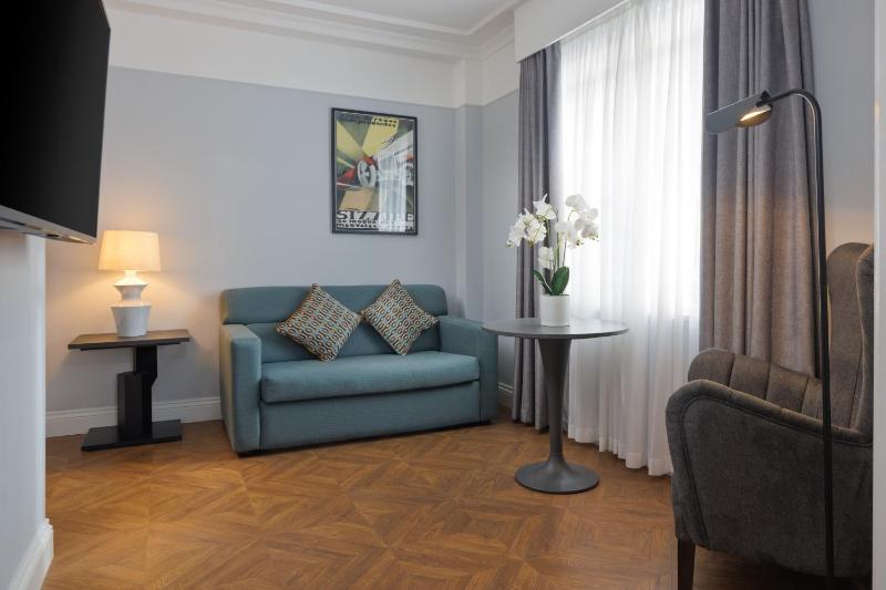 The Queens Hotel - image 14