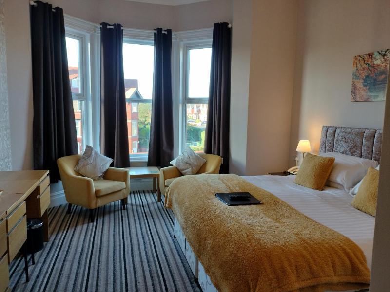 Twin Room with Private Bathroom image 1