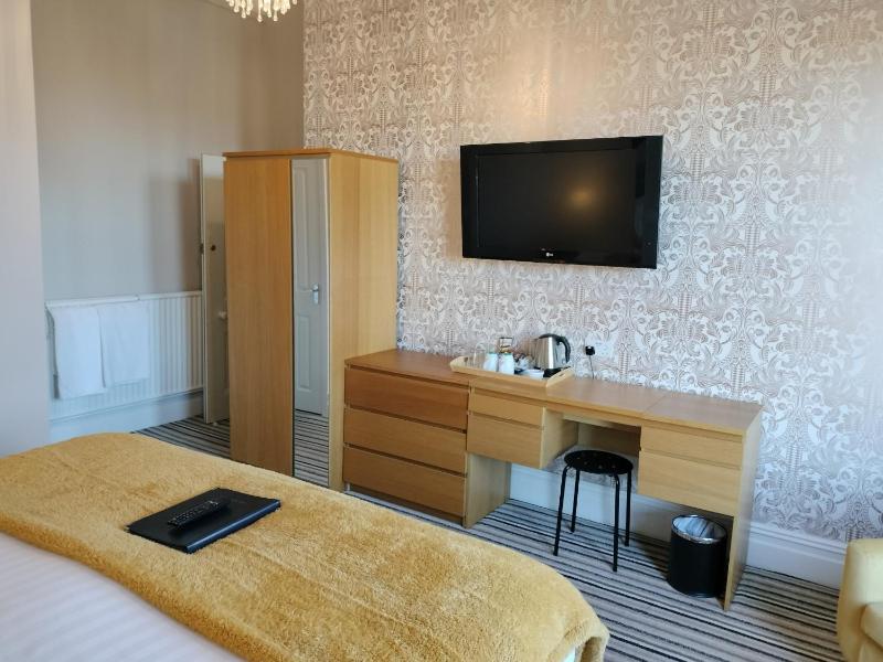 Twin Room with Private Bathroom image 3