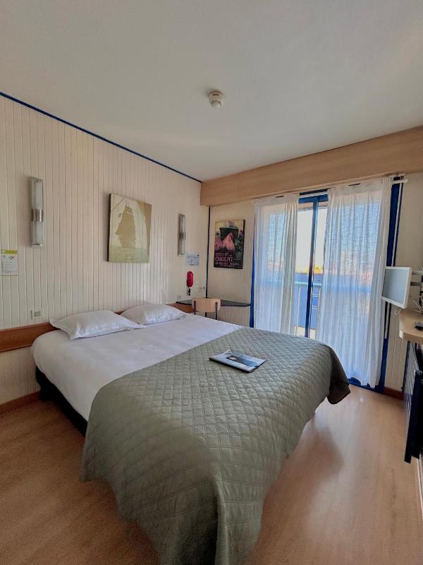 Double Room with shower or bathtub image 1