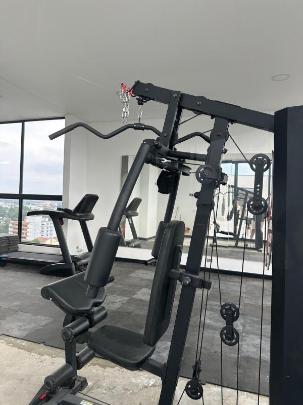 Mejor vista panorámica ubicación céntrica al lado de centros comerciales y los mejores restaurantes tenemos hermosa piscina gimnasio y parqueadero gratis - image 2