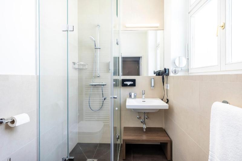 Premium Queen Room image 2