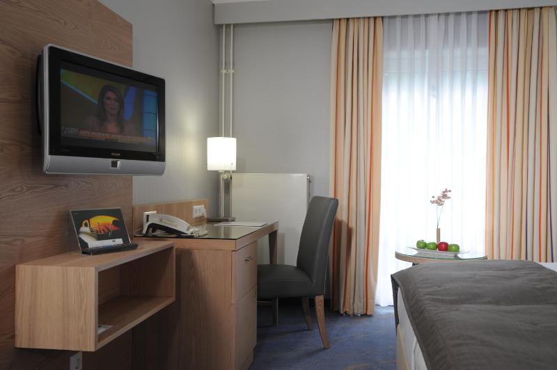 Double Room image 3
