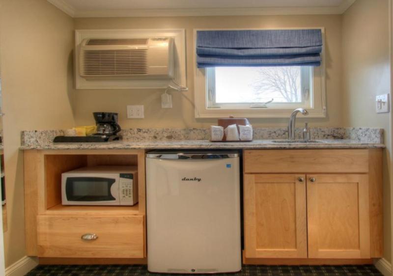 Ocean view. Queen & double beds. Oceanside Building. image 4