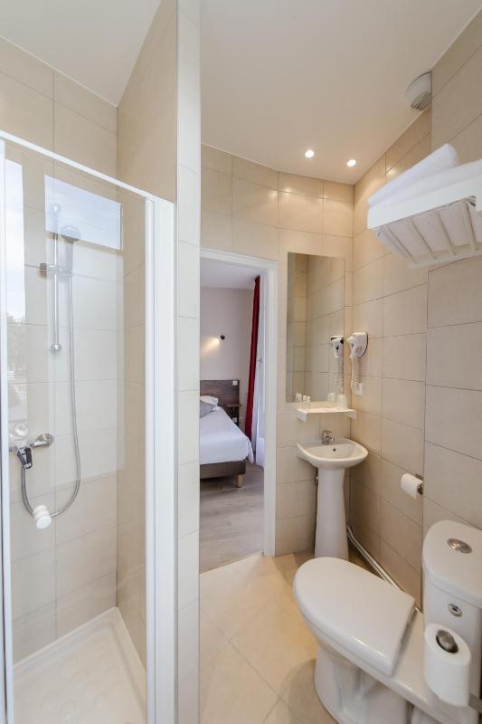 Standard Double Room image 4