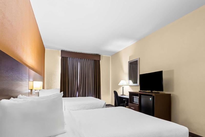 Queen Room with Two Queen Beds and Roll-In Shower - Disability Access image 4