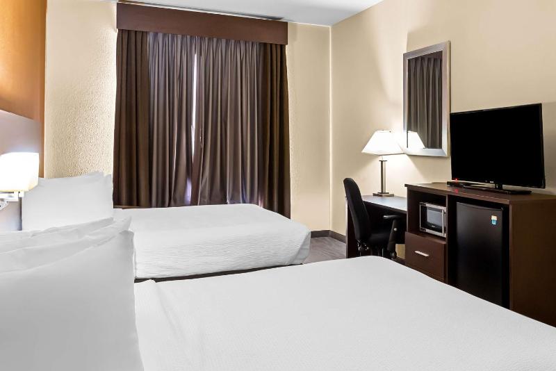 Queen Room with Two Queen Beds and Roll-In Shower - Disability Access image 4