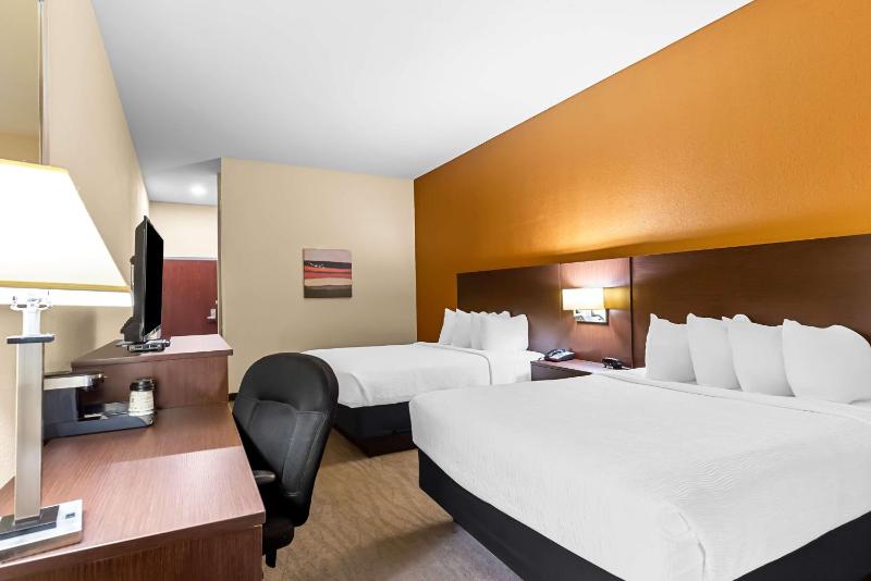 Queen Room with Two Queen Beds and Roll-In Shower - Disability Access image 3
