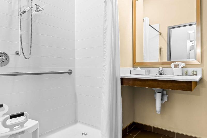 Queen Room with Two Queen Beds and Roll-In Shower - Disability Access image 2