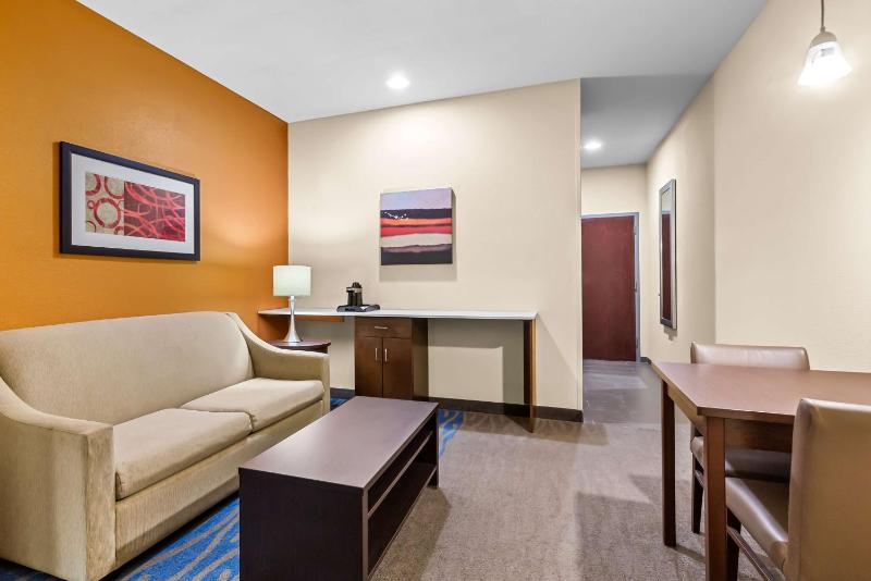 King Room with Mobility Accessible Tub image 3