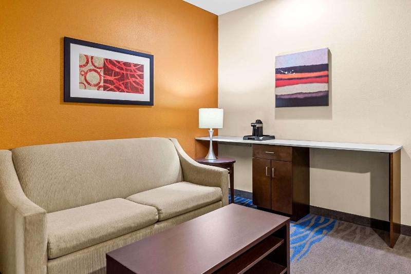 King Room with Mobility Accessible Tub image 3