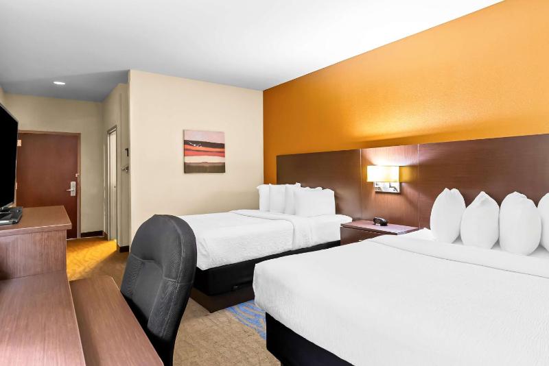 Queen Room with Two Queen Beds image 3