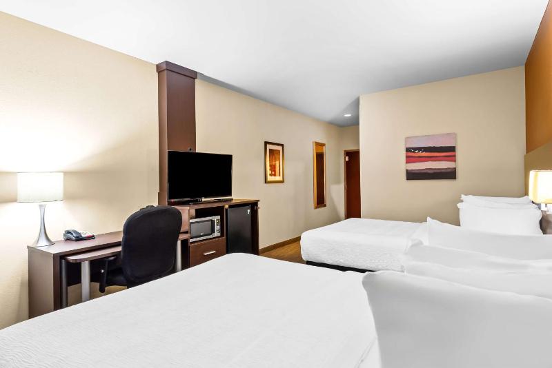Queen Room with Two Queen Beds image 4