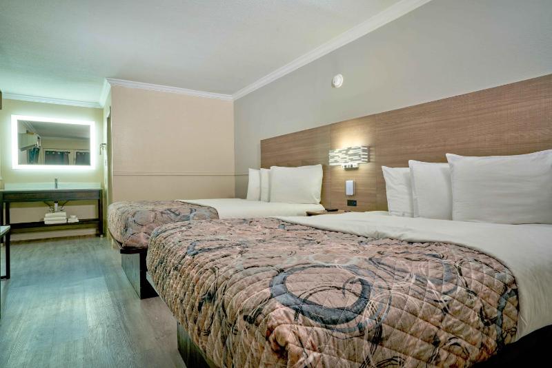 Garden Queen Room with Two Queen Beds  image 3