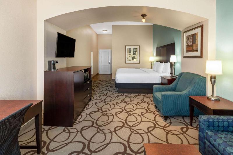 1 King Bed, Deluxe Family Studio Suite, City View, Non-Smoking image 3