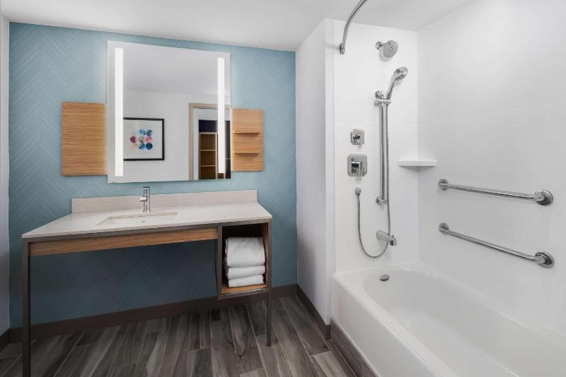 King Room with Bath Tub - Mobility Access image 1