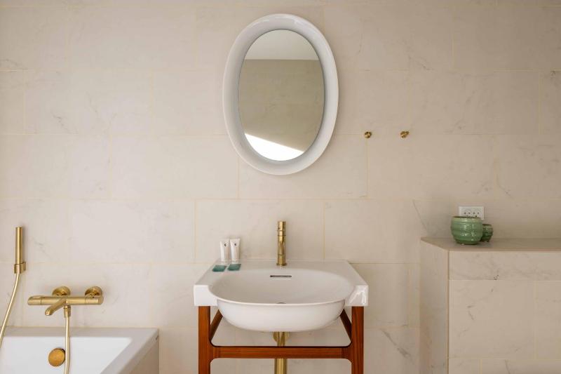 Lovely Apartment by w Bathtub and Balcony - image 15