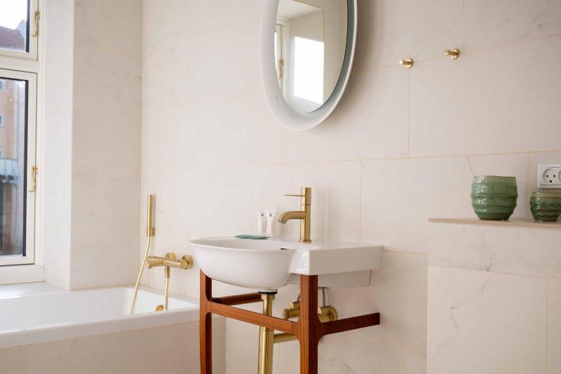 Lovely Apartment by w Bathtub and Balcony - image 12