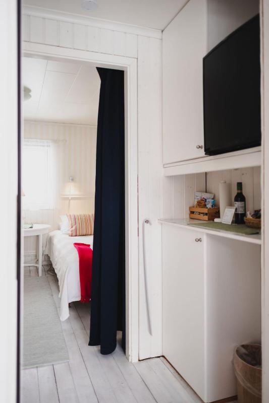 Twin Room with Shared Toilet image 2