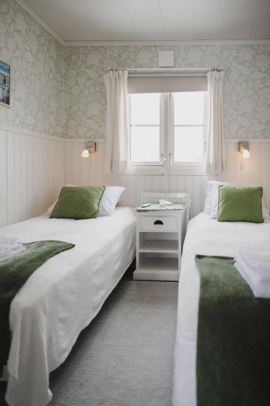 Twin Room with Shared Toilet image 1