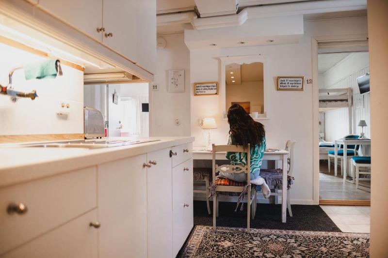 Apartment With Shared Bathroom image 4