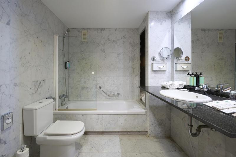 Superior Double Room with Balcony image 2