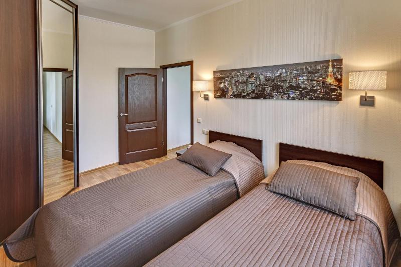 One-Bedroom Family Apartment - FREE Parking image 3