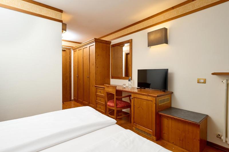 Standard Double or Twin Room image 4