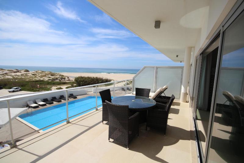 Three-Bedroom Townhouse with Sea View image 3