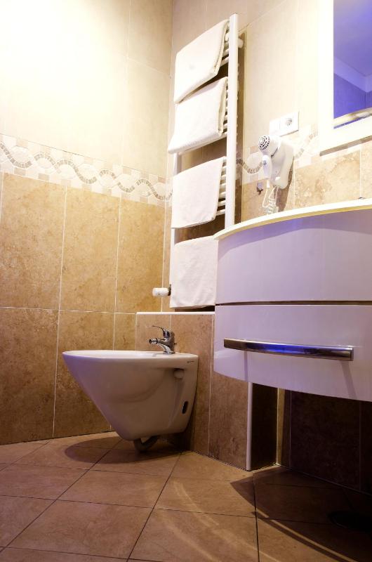 Deluxe Triple Room image 2