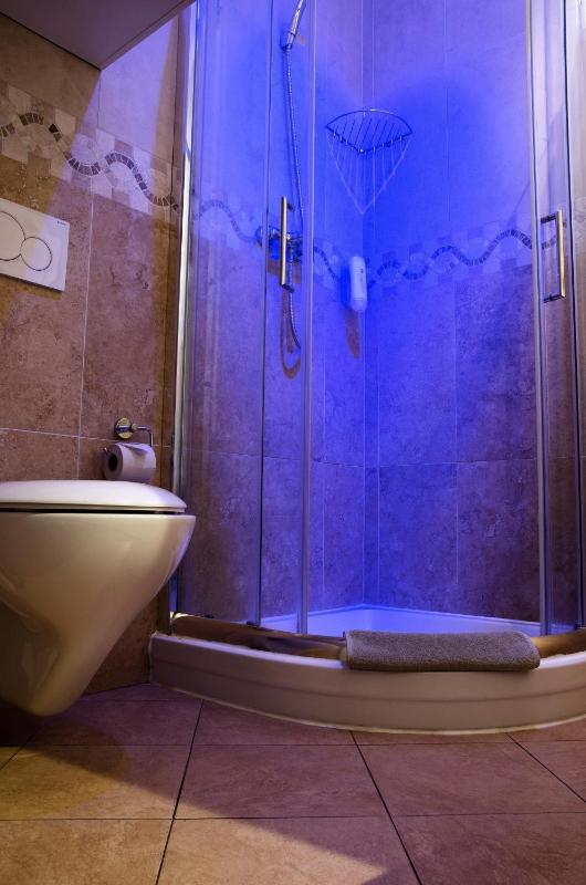 Deluxe Triple Room image 3