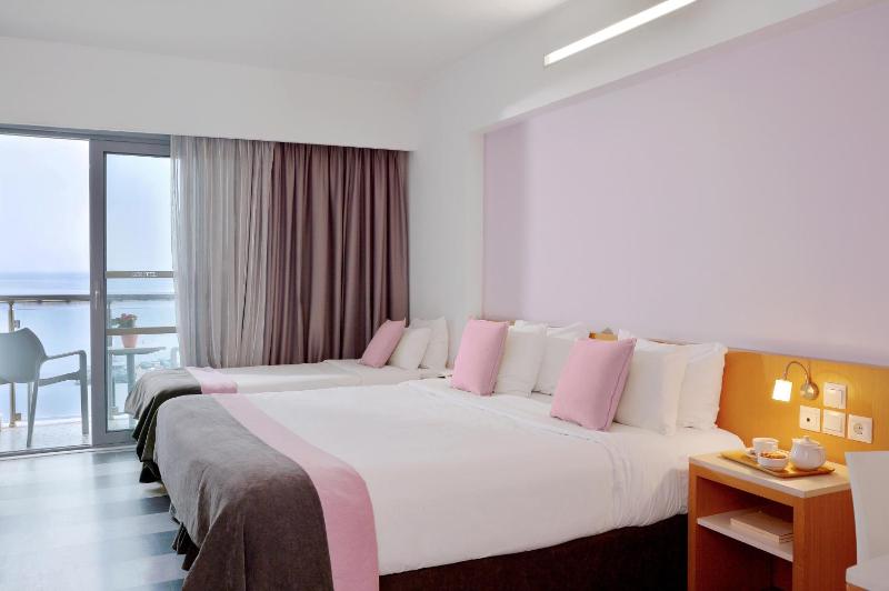 Triple Room with Sea View image 3