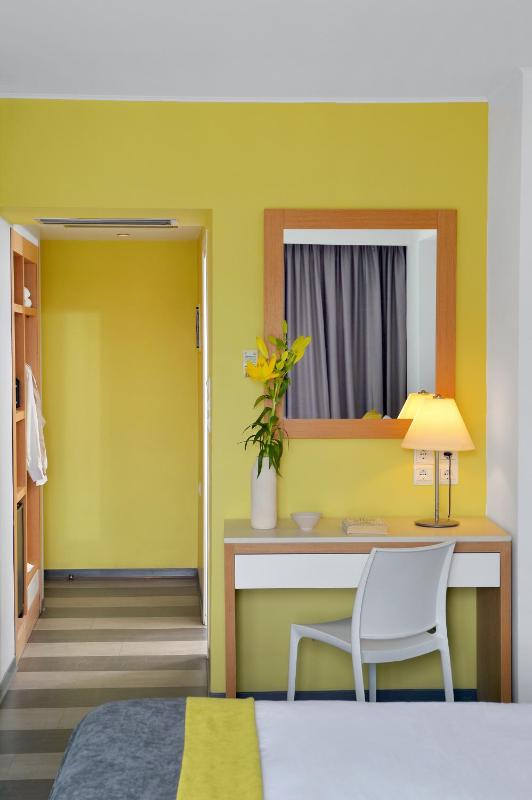 Triple Room with City View image 4