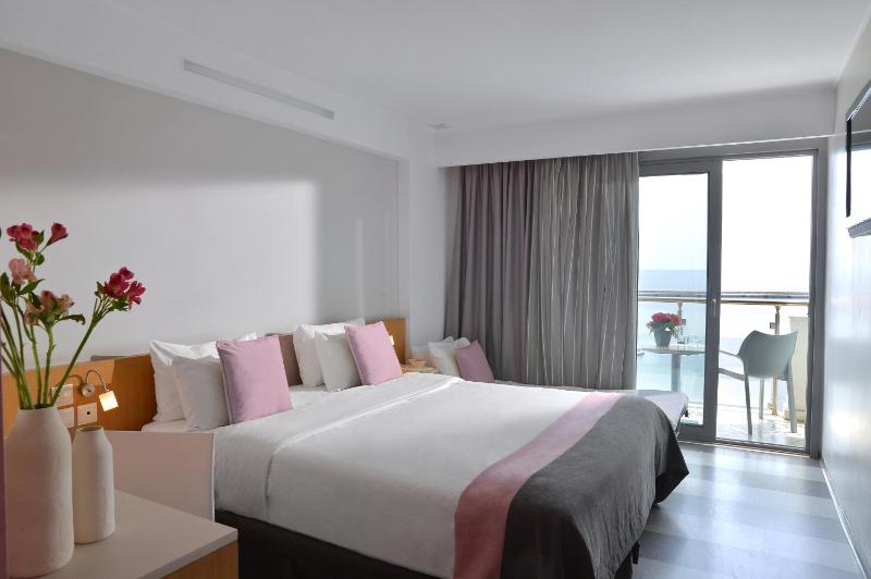 Double or Twin Room with Sea View image 3