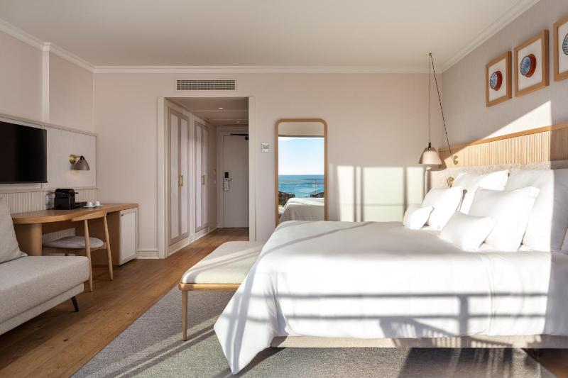Double or Twin Room with Sea View image 3