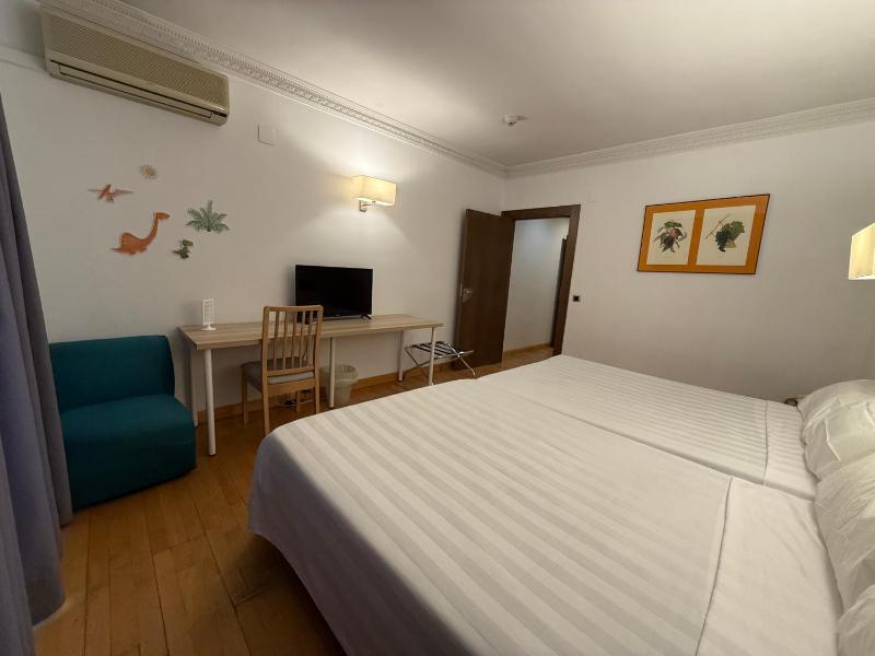 Family Room (2 Adults + 2 Children) image 1