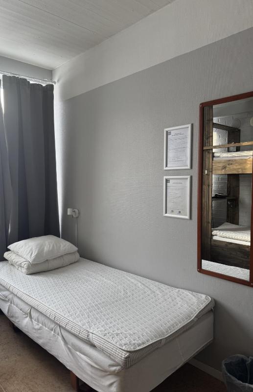 Family Room with Shared Bathroom (6 Adults) image 4