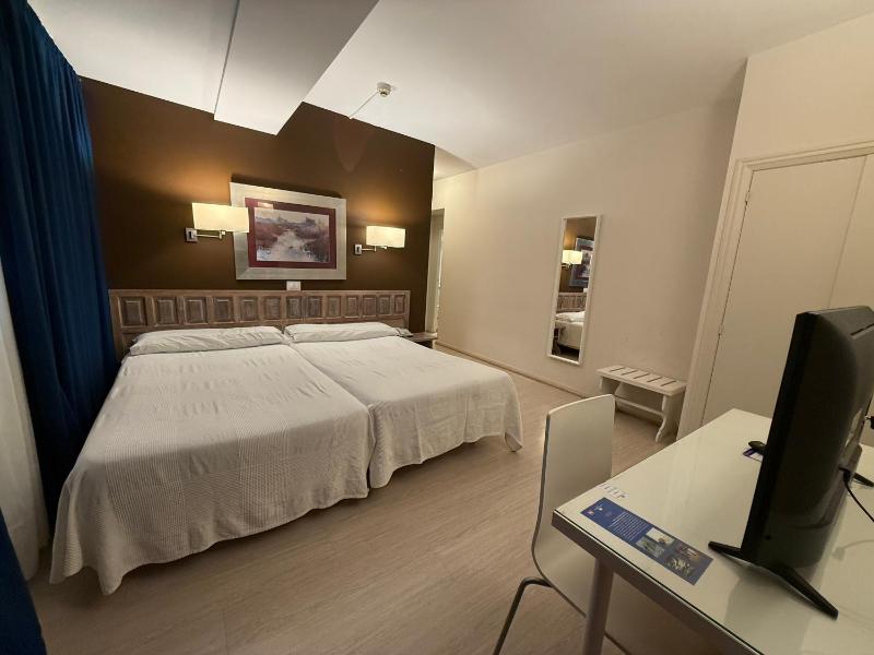 Basic Double Room image 4
