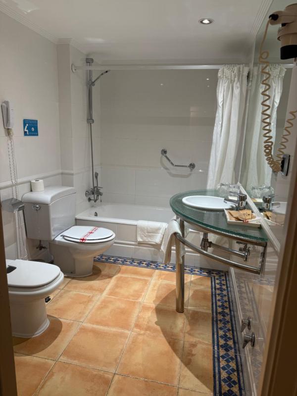 Basic Double Room image 3