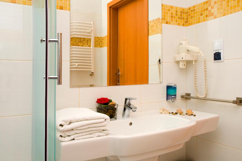 Deluxe Double  Room with Private Bathroom image 3