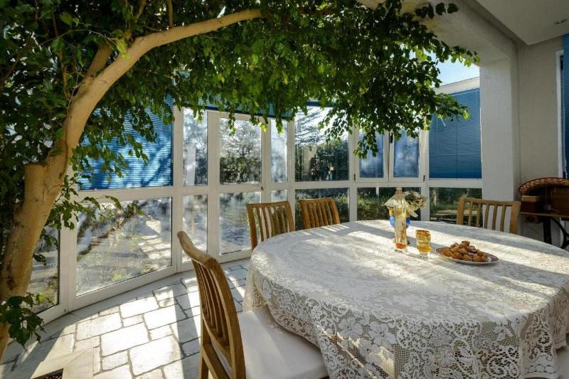 Family Four Bedroom Holiday Home with Pool - image 4