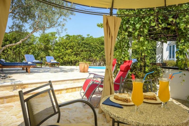 Family Four Bedroom Holiday Home with Pool - image 14