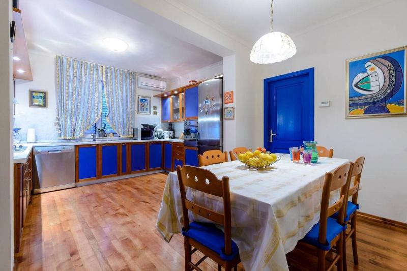 Family Four Bedroom Holiday Home with Pool - image 15